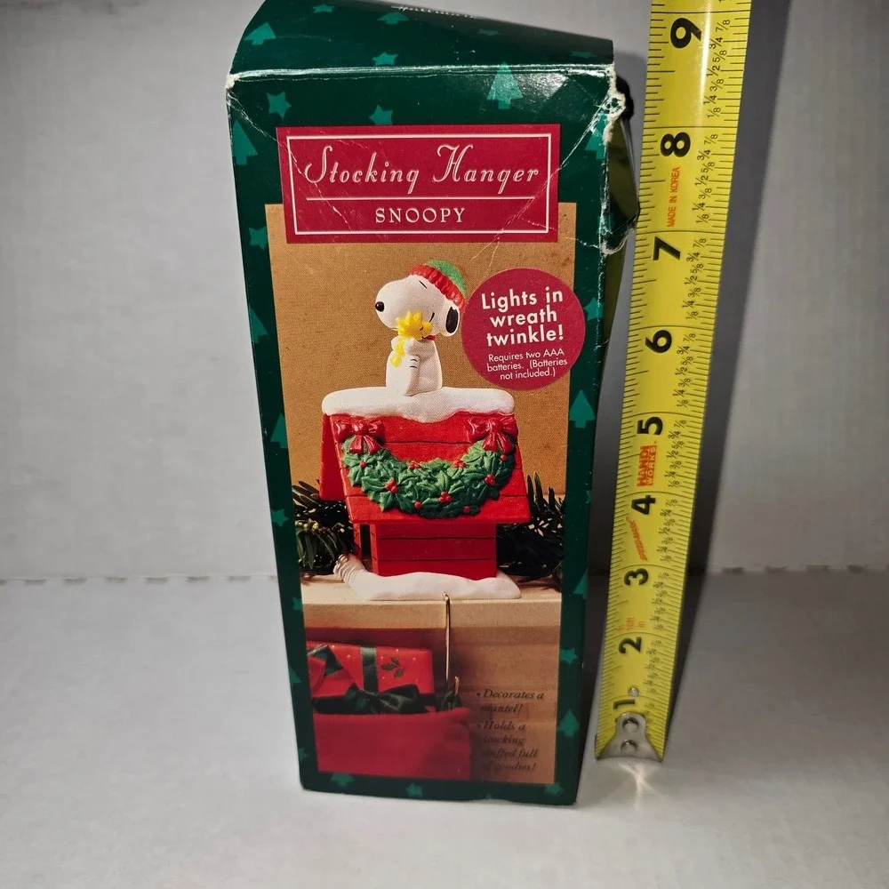 Hallmark Peanuts Stocking Hanger Snoopy Lights in Wreath Twinkle Christmas WORKS